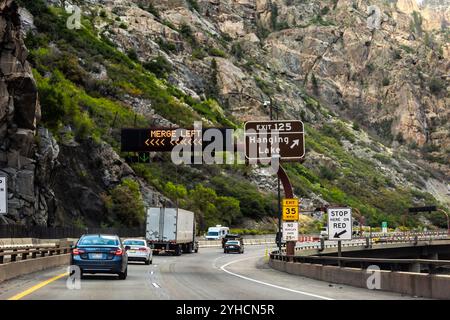 Glenwood Springs, USA - 29. September 2022: Glenwood Springs, Colorado interstate Highway 70 Road, Autos in den Bergen und Schild hängende Abfahrt zum See Stockfoto