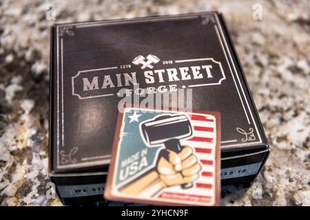 Avon, USA - 13. Januar 2022: Nahaufnahme des verpackten Hauptstraßenschmiedegürtels aus echtem Leder, hergestellt in USA, amerikanisch hergestellt Unboxing Stockfoto