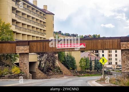 Mount Crested Butte, USA - 29. September 2022: Colorado Village im Herbst mit Eingang und Schildern zu Häusern auf dem Hügel an der Gothic Road Stockfoto