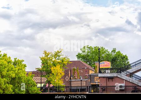 Glenwood Springs, USA - 29. September 2022: Downtown Mountain City mit Geschäften, Restaurants für Juicy Lucy's Steakhouse, Backsteinarchitektur im Sommer Stockfoto