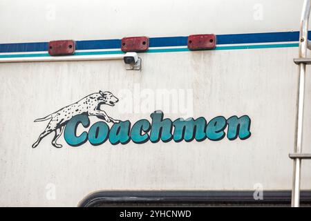 Glenwood Springs, USA - 29. September 2022: Kutscher RV Wohnmobil Wohnmobil Wohnmobil für mobilen Reisetransport mit Logo Stockfoto