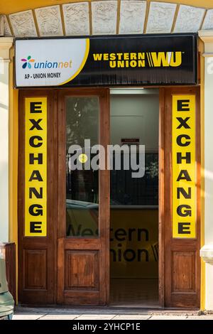 Eine Zweigstelle von Western union Finanzdienstleistungen in Vlore Albanien. Eingang des Büros von Western Union auf der Stadtstraße. Exchange, Western Union und Xpress Mo Stockfoto