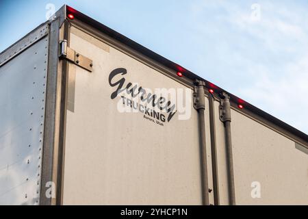 Glenwood Springs, USA - 29. September 2022: LKW-LKW-Nahaufnahme, Logistikunternehmen für Kleinunternehmen in Aurora Utah Stockfoto