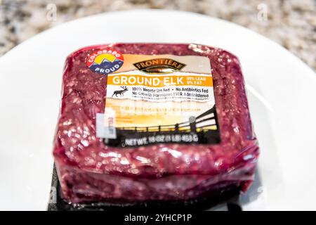 Avon, USA - 7. Januar 2022: Nahaufnahme offener Lebensmittelladen mit frischem rotem rotem, ungekochtem, gemahlenem Elchfleisch von der Firma Colorado mit Gras-Feed Stockfoto