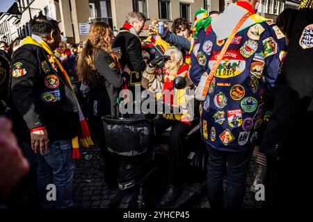 DEN BOSCH - Menschenmassen während des Karnevals im Zentrum von Oeteldonk, dem Namen der Stadt den Bosch während des beliebten Festivals. ANP ROB ENGELAAR niederlande aus - belgien aus Stockfoto