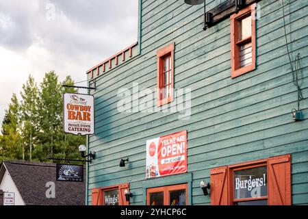 Minturn, USA - 29. September 2022: Colorado, kleine Stadt, altes Bergbaudorf mit Minturn Cowboy Bar Schild Stockfoto