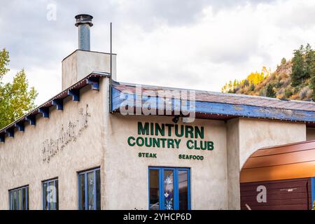 Minturn, USA - 29. September 2022: Colorado, kleine Stadt, altes Bergbaudorf mit Minturn Country Club Restaurant Schild Stockfoto