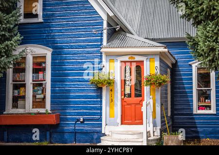 Mount Crested Butte, USA - 29. September 2022: Colorado Village in der Innenstadt mit farbenfrohen blauen Haus Stockfoto