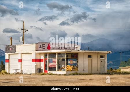 Leadville, USA - 29. September 2022: Colorado kleine Stadt, altes Dorf, Schild für WE Love Leadville mit Blick auf die Berge in einem verlassenen Baugeschäft Stockfoto