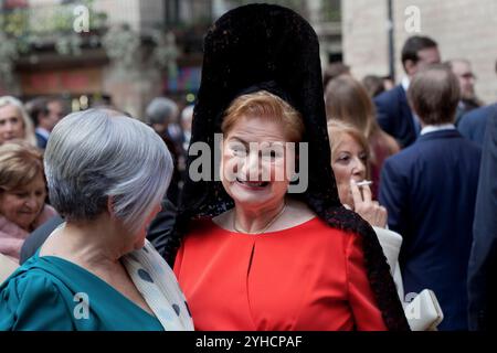 Frau mit klassischer spanischer schwarzer Mantilla. Stockfoto