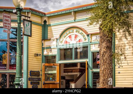 Mount Crested Butte, USA - 29. September 2022: Colorado Village Downtown mit Somrak plaza Shopping Mall Schild am Gebäude Stockfoto