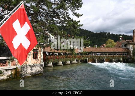 Surfer in der historischen Mühle Schleuse, Thun, Schweiz Stockfoto