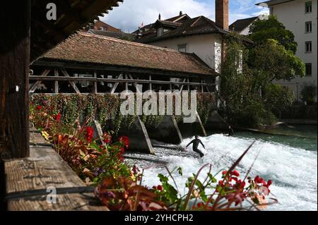 Surfer in der historischen Mühle Schleuse, Thun, Schweiz Stockfoto