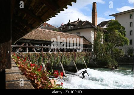 Surfer in der historischen Mühle Schleuse, Thun, Schweiz Stockfoto