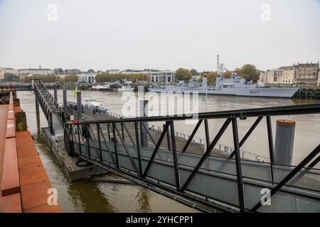 ehemaliges Kriegsschiff der französischen Marine Escorteur d Escadre Maille-Breze am Quai de la Fosse, heute Marinemuseum, gesehen von der Ile de Nantes in der Loire, Nantes, Departement Loire-Atlantique, Region Pays de la Loire, Frankreich *** ehemaliges Kriegsschiff der französischen Marine Stockfoto