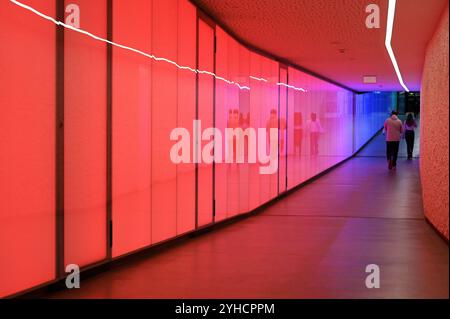 Beleuchteter Tunnel zum Parkhaus Schlossberg, Thun, Schweiz Stockfoto