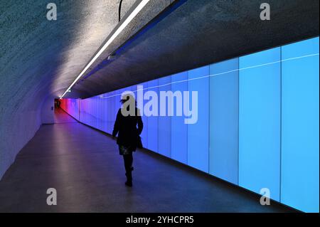 Beleuchteter Tunnel zum Parkhaus Schlossberg, Thun, Schweiz Stockfoto