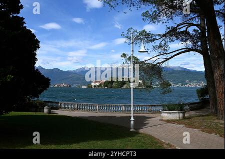 Promenade am Lago Maggiore in der Nähe von Stresa, Provinz Verbano-Cusio-Ossola, Italien Stockfoto