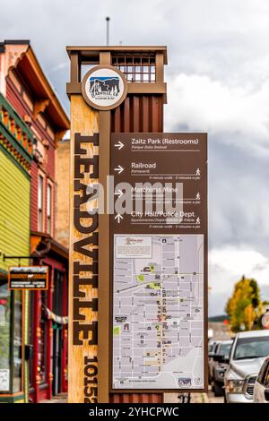 Leadville, USA - 29. September 2022: Colorado Mining Town Street Road Downtown Schild für historische Gebäude und Rathaus Stockfoto