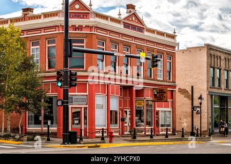 Leadville, USA - 29. September 2022: Colorado Mining Town Street Road Downtown mit Geschäften, Geschäften, Cafés und Restaurants im Herbst Stockfoto