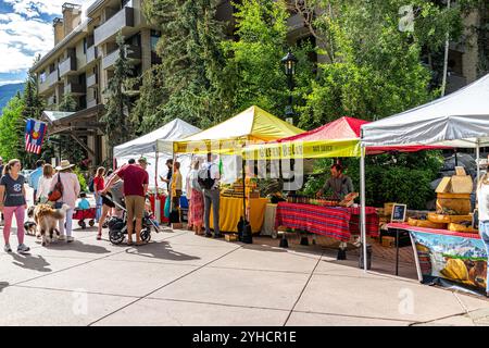 Vail, USA - 3. Juli 2022: Bauernmarkt in Colorado mit Lebensmittelverkäufern und Honigstand Stockfoto