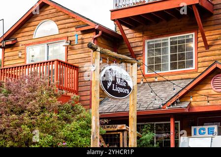 Minturn, USA - 29. September 2022: Colorado, kleine Stadt, altes Bergbaudorf mit Minturn Mile Likörläden Stockfoto