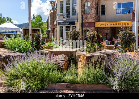 Edwards, USA - 2. Juli 2022: Farmer's Market in Colorado mit Hovey and Harrison Café Store Stockfoto