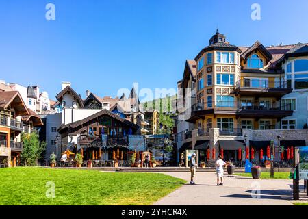 Vail, USA - 11. Juli 2022: Stadtwohngebäude eines europäischen Schweizer Skigebietes mit Balkon außen mit Menschen im Sommer Colorado Stockfoto