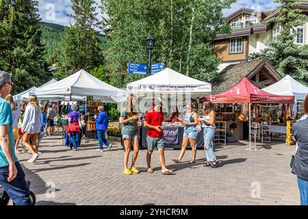 Vail, USA - 3. Juli 2022: Bauernmarkt in Colorado mit Lebensmittelverkäufern, Gewürzen und Gewürzen Stockfoto