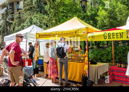 Vail, USA - 3. Juli 2022: Bauernmarkt in Colorado mit Lebensmittelverkäufern und einem lokalen Honigstand Stockfoto