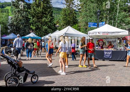Vail, USA - 3. Juli 2022: Bauernmarkt in Colorado mit Lebensmittelverkäufern, Gewürzen und Gewürzen Stockfoto