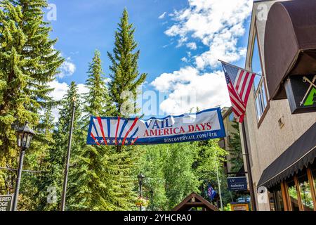 Vail, USA - 3. Juli 2022: Einkaufsstraße im Skigebiet Colorado, amerikanische Flaggen hängen auf dem Balkon für den 4. Juli Unabhängigkeitstag Stockfoto