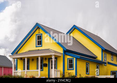 Mount Crested Butte, USA – 29. September 2022: Im Herbst hat Colorado ein gelbes Wohnhaus in der Innenstadt Stockfoto