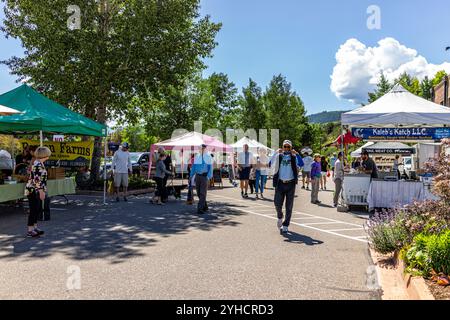 Edwards, USA - 2. Juli 2022: Bauernmarkt im Freien in Colorado, auf dem Menschen auf der Straße spazieren gehen Stockfoto