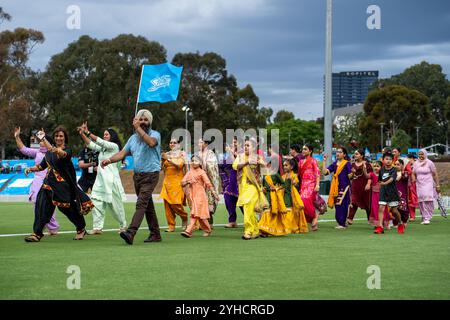 Adelaide, Australien. November 2024. Adelaide, Australien, 11. November 2024: Fans der Adelaide Strikers Parade während des Spiels der Weber Womens Big Bash League 10 zwischen Adelaide Strikers und Melbourne Renegades im Karen Rolton Oval in Adelaide, Australien (Noe Llamas/SPP) Credit: SPP Sport Press Photo. /Alamy Live News Stockfoto