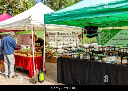 Vail, USA - 3. Juli 2022: Bauernmarkt in Colorado mit Lebensmittelverkäufern, die hausgemachte Kuchen und fermentierte Lebensmittel anbieten Stockfoto
