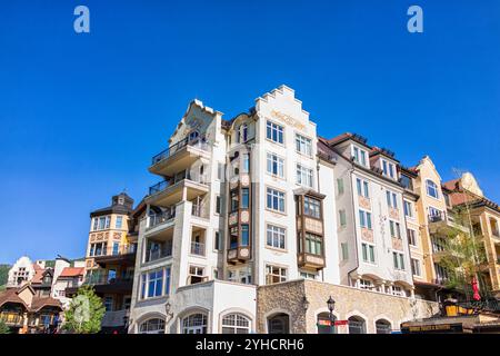 Vail, USA - 11. Juli 2022: Colorado Skigebiet Stadt Lionshead Mountain Village Street im Sommer am Sommerlift Sportartikelläden Stockfoto