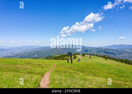 Vail, USA - 11. Juli 2022: Colorado Skigebiet Stadt Lionshead Mountain Village Street im Sommer mit Menschen auf dem Grand Escape Wanderweg Stockfoto