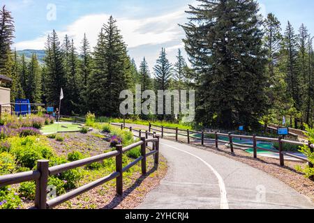 Vail, USA - 11. Juli 2022: Vail Skigebiet Stadt, Colorado mit Fußgängerweg auf der Straße durch Wohngebäude mit Menschen Stockfoto