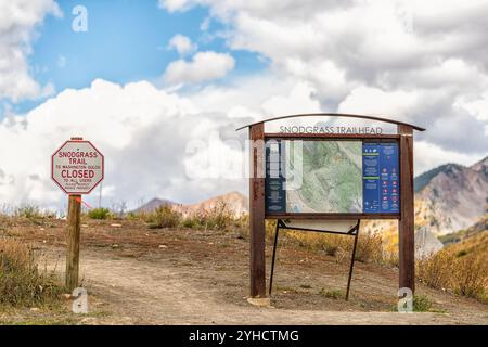 Mount Crested Butte, USA - 29. September 2022: Wanderschild für den Snodgrass Trail im Herbstsommer geschlossen Stockfoto