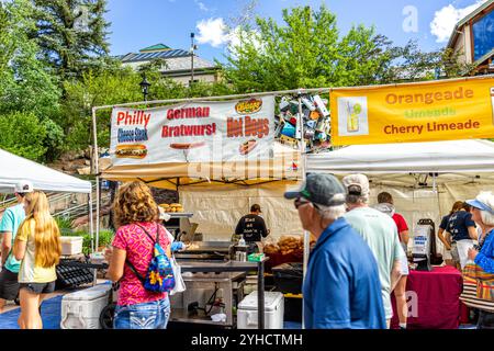 Vail, USA - 3. Juli 2022: Bauernmarkt in Colorado mit Lebensmittelverkäufern, Verkaufsstand für Hot Dogs Stockfoto