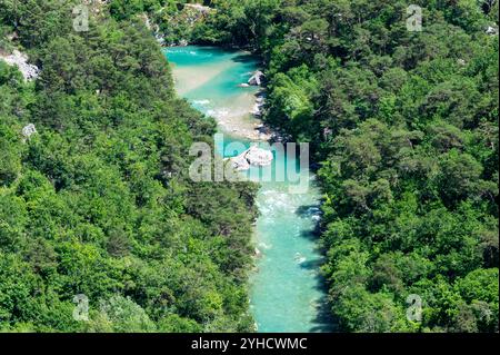 Der Fluss Verdon, von der Pointe de Sublime aus gesehen, in den Schluchten des Verdon, einer der größten Schluchten Europas und ein Touristenziel Frankreichs Stockfoto