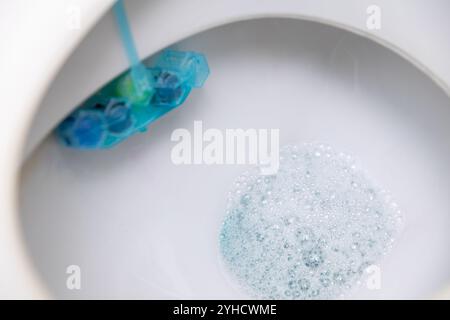 Die Toilettenreinigungslösung sorgt effektiv für Sauberkeit und Hygiene in Aktion Stockfoto