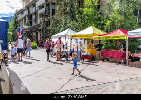 Vail, USA - 3. Juli 2022: Bauernmarkt in Colorado mit Lebensmittelverkäufern Stockfoto