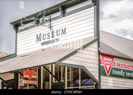 Mount Crested Butte, USA - 29. September 2022: Colorado Village Downtown mit Museumsschild am Gebäude und Tankstelle Conoco Stockfoto