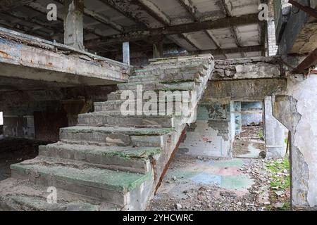 Treppe in einem verlassenen Komplex. Ein unheimliches Hotel Stockfoto