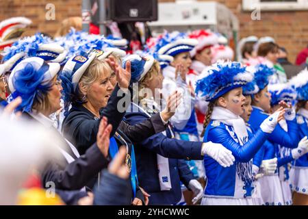 Cottbus, Deutschland. November 2024. Narren und Narren stehen im Rathaus von Cottbus, wo sie während des symbolischen Sturms auf das Rathaus zu Beginn der fünften Saison die Schlüssel zur Stadt übernehmen. Die Stadt Cottbus gilt als ostdeutsche Hochburg des Karnevals Credit: Frank Hammerschmidt/dpa/Alamy Live News Stockfoto