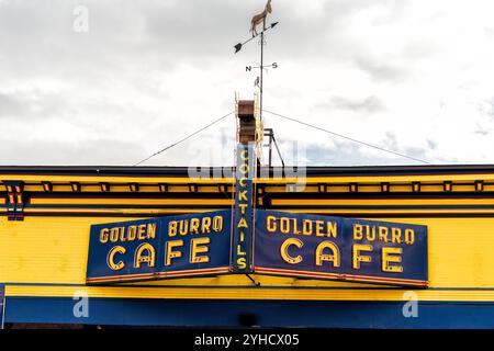 Leadville, USA - 29. September 2022: Hauptstraße der Bergbaustadt Colorado mit goldenem Retro-Restaurant-Schild für Burio-Cafés Stockfoto