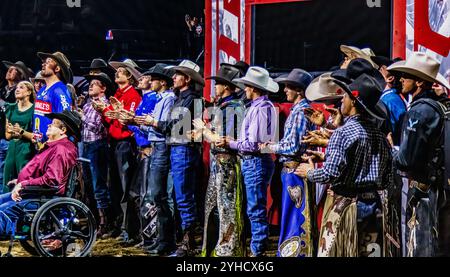 Ty Preston wird für seine jahrelange Arbeit bei seinem letzten Event als Bull Fighter während der Professional Bull Riding Canadian National Championships in Edmonton am Rogers Place geehrt. Nick Tetz wird nur der fünfte mehrfache Gewinner des PBR Canada National Championships Titels und mit diesem Sieg beendete er sein spektakuläres Jahr, indem er in den letzten zwei Tagen insgesamt $153.375auf Rogers Platz in Edmonton gewann und 2024 zum PBR Canada Bull Rider of the Year wurde. Stockfoto