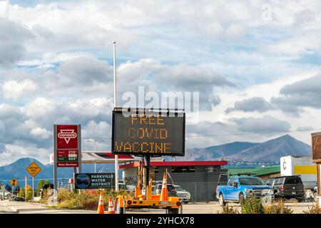 Minturn, USA - 29. September 2022: Colorado kleine Stadt altes Bergbaudorf mit Schild für Tankstelle und kostenlosem covid-Impfstoff Stockfoto